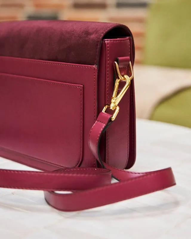 Stellan Apple Leather Vegan Crossbody Bag | Burgundy